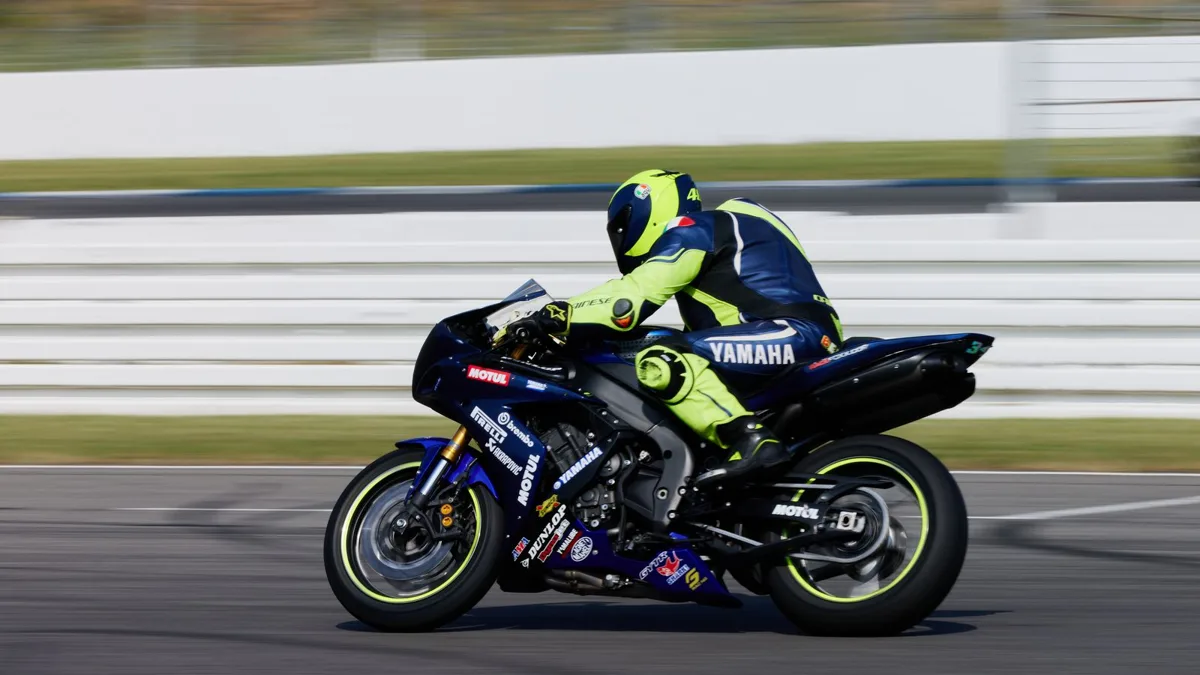 R1 Race ou R1 route : les différences à connaître